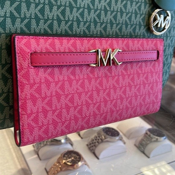 MICHAEL KORS
Reed Large Snap Signature Wallet
Electric Pink 
NWT - Picture 15 of 16